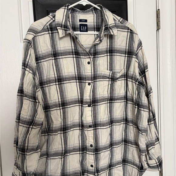 GAP Women’s Monochrome Plaid Button-Down Shirt - Picture 2 of 4